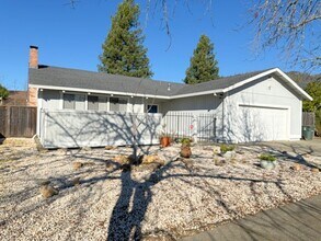 676 Rinaldo St in Santa Rosa, CA - Building Photo - Building Photo