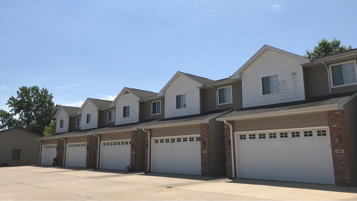 112 Wintergreen Dr in Chatham, IL - Building Photo