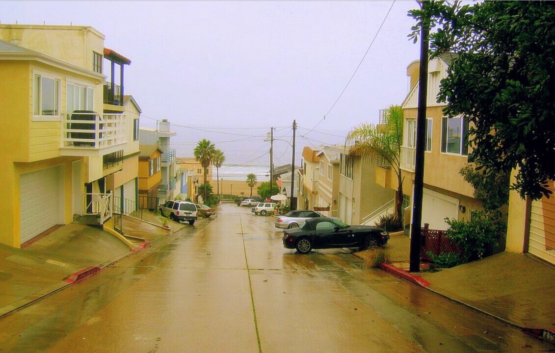 223 41st St in Manhattan Beach, CA - Building Photo