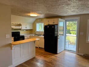 30 E Elm St, Unit B in Yarmouth, ME - Building Photo - Building Photo