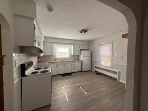 207 Front St, Unit 2nd in Lincoln, RI - Building Photo - Building Photo