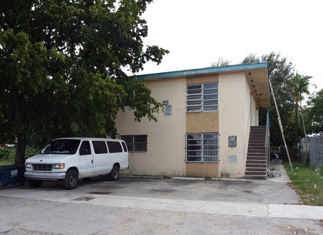 44 NW 76th St in Miami, FL - Foto de edificio - Building Photo