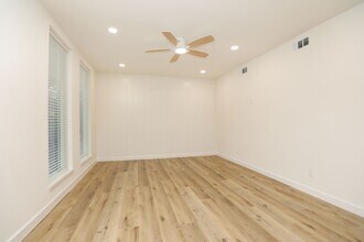 1115 Augusta Dr in Houston, TX - Foto de edificio - Building Photo