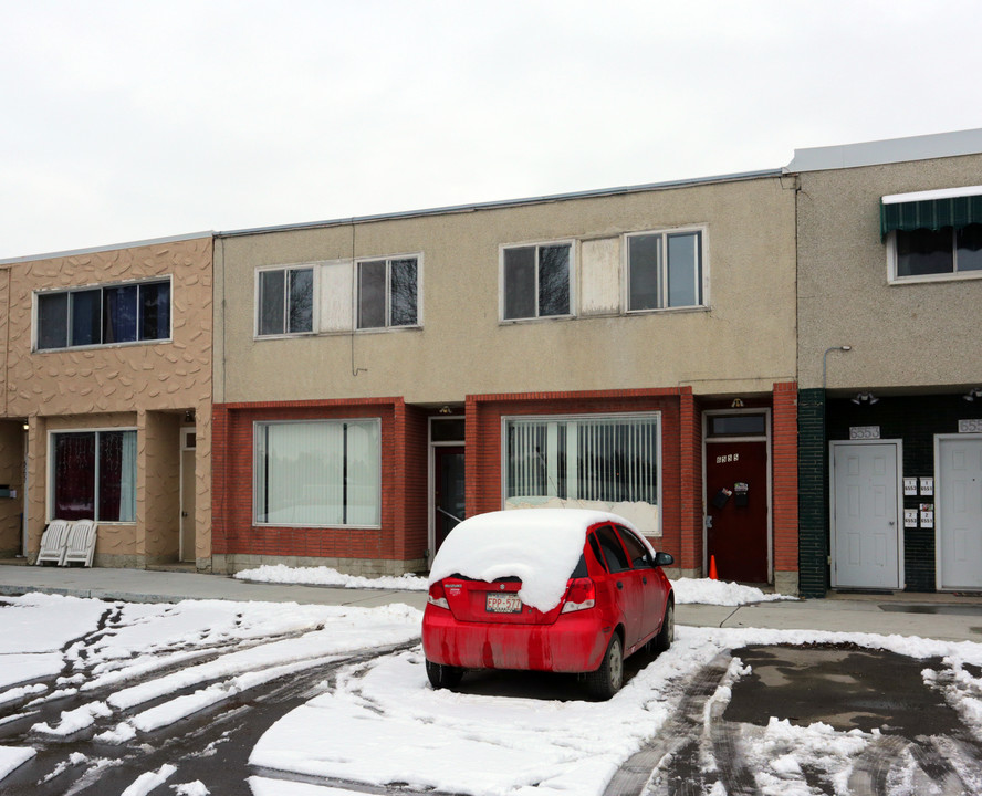 6555 111th St NW in Edmonton, AB - Building Photo