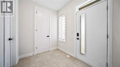 102 Settlers Rd E in Oakville, ON - Building Photo - Building Photo