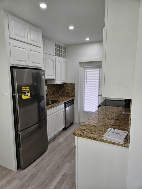 95 Edgewater Dr in Coral Gables, FL - Building Photo