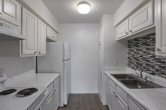 Pine Creek Apartments in Houston, TX - Foto de edificio - Building Photo
