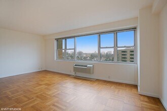 Carlton Plaza Apartments in Stamford, CT - Building Photo - Building Photo