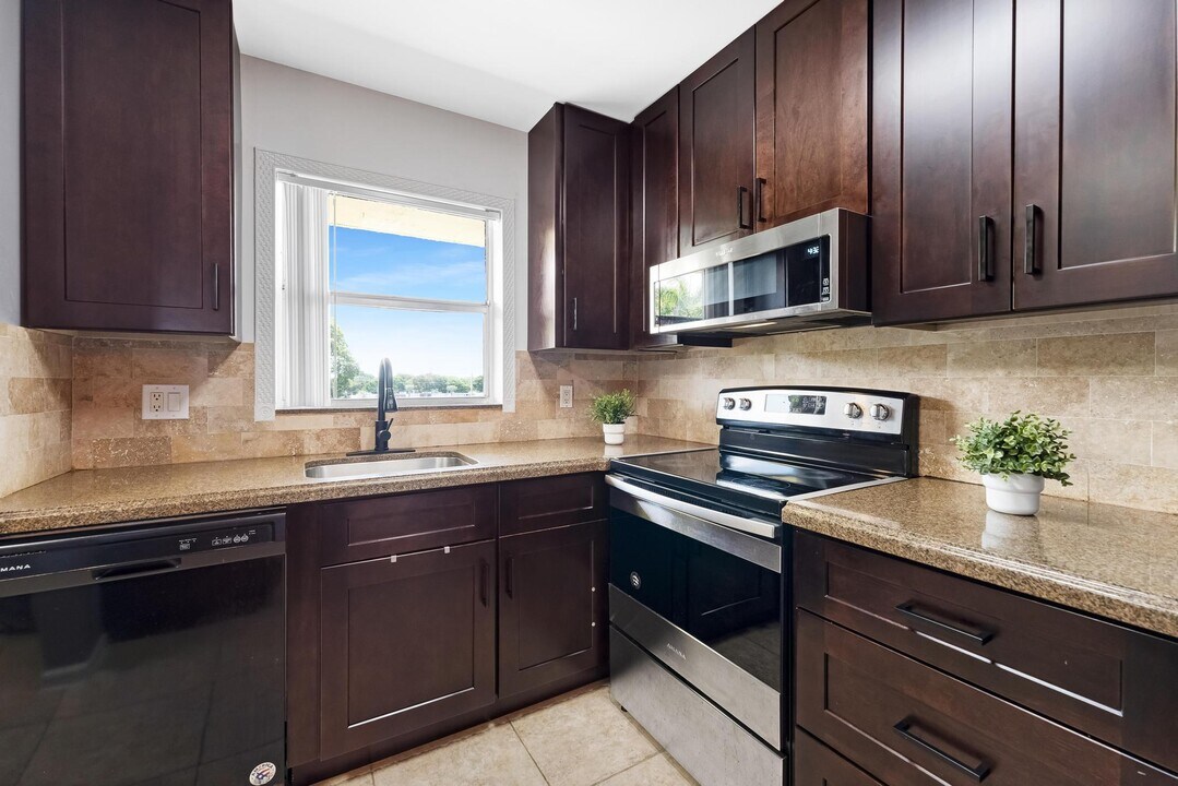 9949 Sandalfoot Blvd in Boca Raton, FL - Building Photo