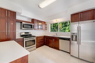 520 W 51st Ter in Miami, FL - Foto de edificio - Building Photo