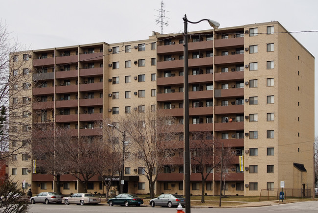 St Andrews Apartments in Cleveland, OH - Building Photo - Building Photo