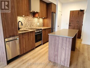 10 Lagerfeld Dr in Brampton, ON - Building Photo - Building Photo