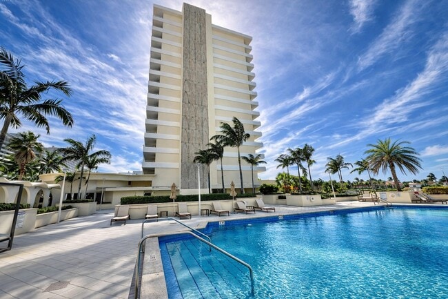 5600 Collins Ave, Unit 4E in Miami Beach, FL - Building Photo - Building Photo