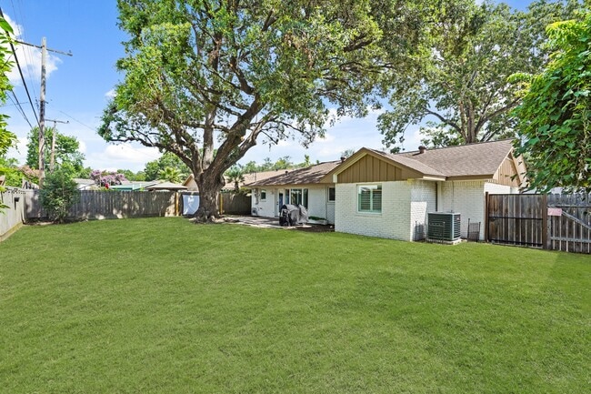 property at 5319 Saxon Dr