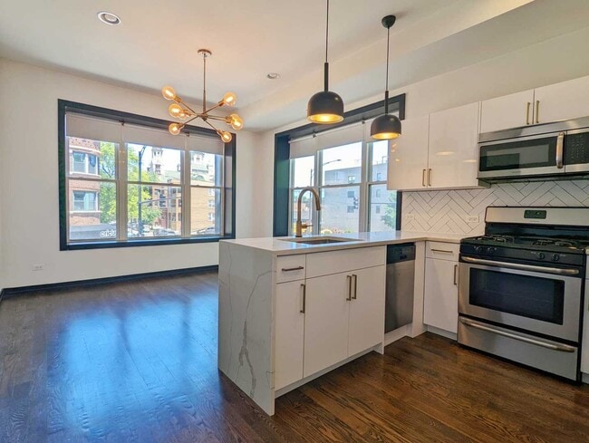 2301 W Chicago Ave in Chicago, IL - Building Photo - Building Photo