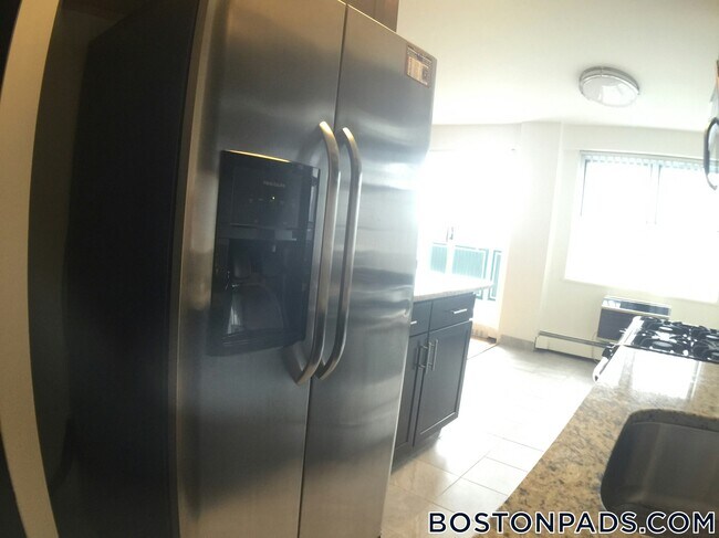 175 Freeman St, Unit 819 in Brookline, MA - Foto de edificio - Building Photo