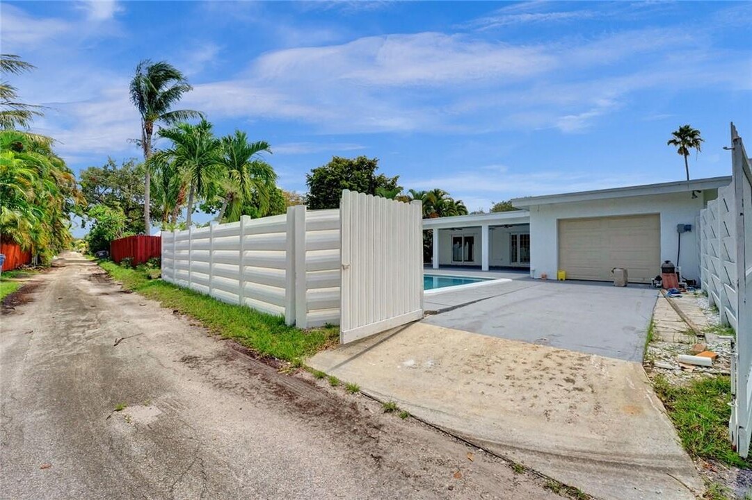 2003 N 45th Ave in Hollywood, FL - Building Photo