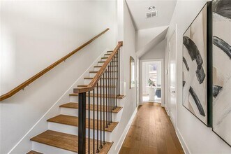 381 E Greenbriar Ln in Dallas, TX - Building Photo - Building Photo