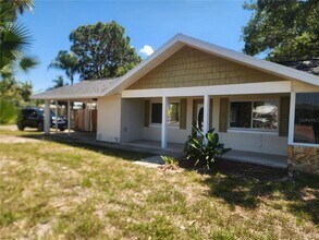 2494 Del Rio Way in Dunedin, FL - Foto de edificio - Building Photo