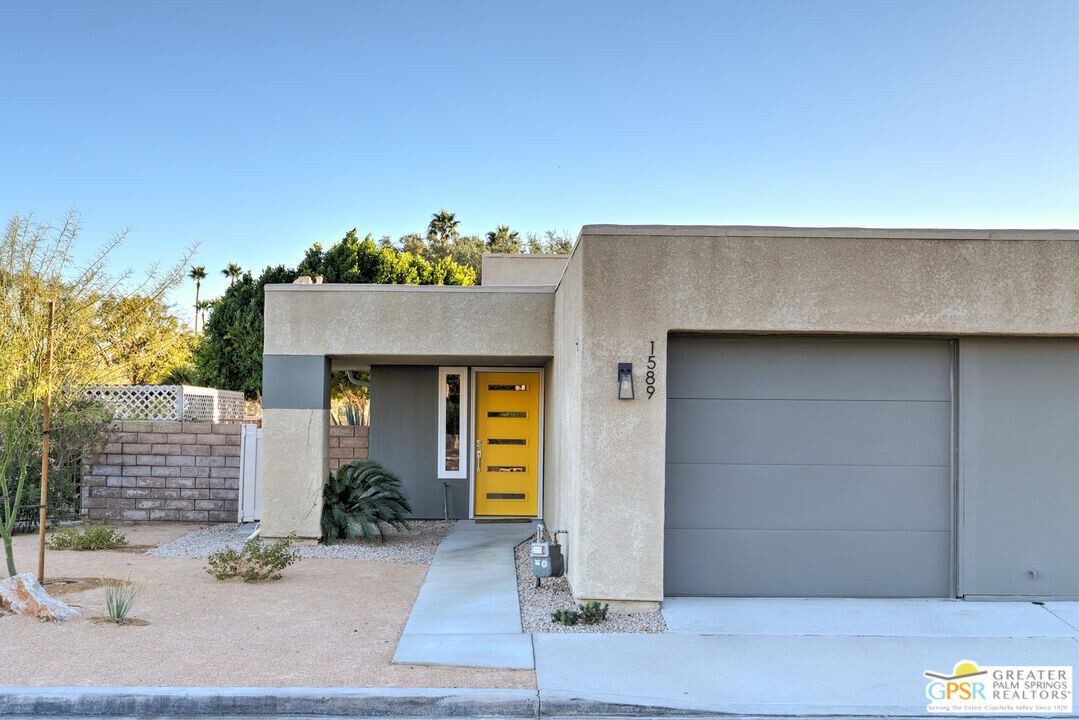 1589 Sunflower Ct N in Palm Springs, CA - Building Photo