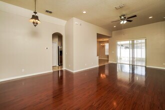 30551 Annadale Dr in Wesley Chapel, FL - Foto de edificio - Building Photo