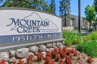 Mountain Creek Apartments in Corona, CA - Foto de edificio - Building Photo