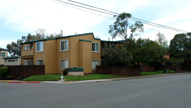 Santa Rosa Garden Apartments in Santa Rosa, CA - Foto de edificio - Building Photo