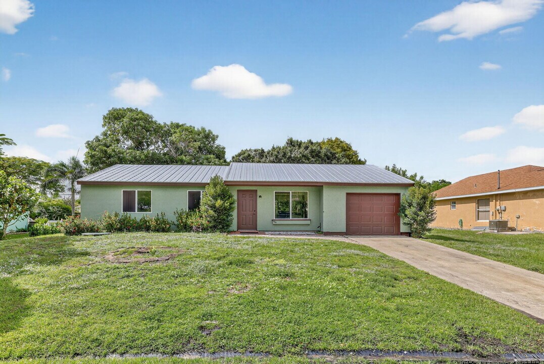 2252 SE Aneci St in Port St. Lucie, FL - Building Photo