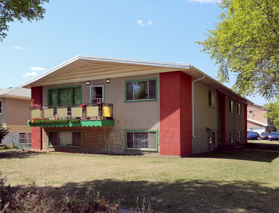 Six Plex Apartments in Edmonton, AB - Building Photo