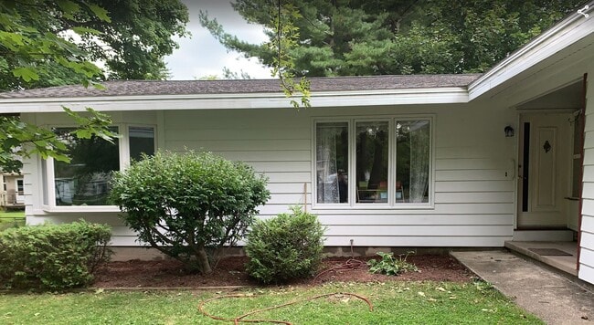 39 Baylis St in Oswego, NY - Foto de edificio - Building Photo