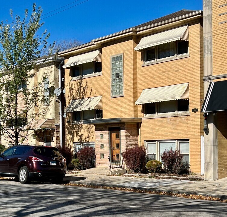 5816 W Montrose Ave in Chicago, IL - Building Photo