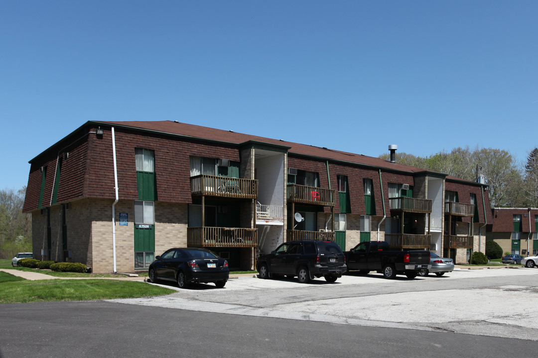 Pinecrest Apartments in Amherst, OH - Foto de edificio