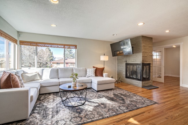 10490 W Dakota Ave in Lakewood, CO - Foto de edificio - Building Photo