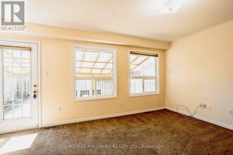 384 Flagstone Way in Newmarket, ON - Building Photo - Building Photo