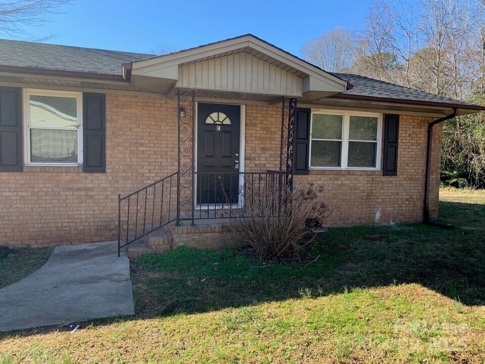 310 Hillcrest Dr in Huntersville, NC - Building Photo