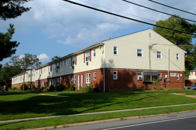 Tall Tree Apartments in Jamesburg, NJ - Foto de edificio - Building Photo