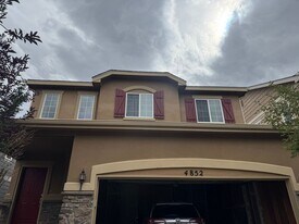 4852 S Picadilly Ct in Aurora, CO - Building Photo