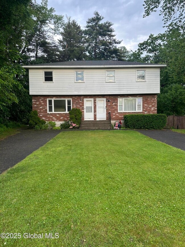 261 Old Niskayuna Rd in Latham, NY - Building Photo - Building Photo