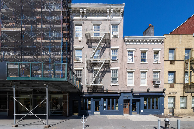 575 Hudson St in New York, NY - Building Photo - Building Photo