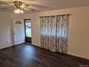 8401-8418 18 Mile Rd in Sterling Heights, MI - Building Photo - Building Photo