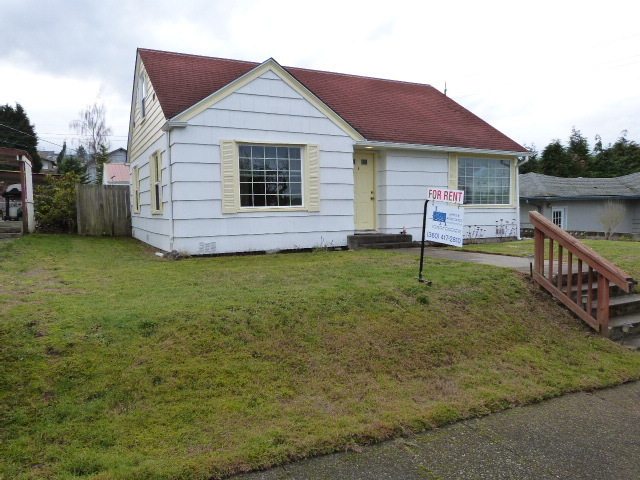 1112 E 5th St in Port Angeles, WA - Foto de edificio