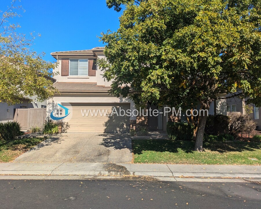 9829 Waterfowl Dr in Elk Grove, CA - Building Photo