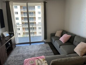 219 NW 12th Ave, Unit 705 in Miami, FL - Foto de edificio - Building Photo