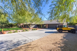 8225 Helena Ave in Las Vegas, NV - Foto de edificio - Building Photo