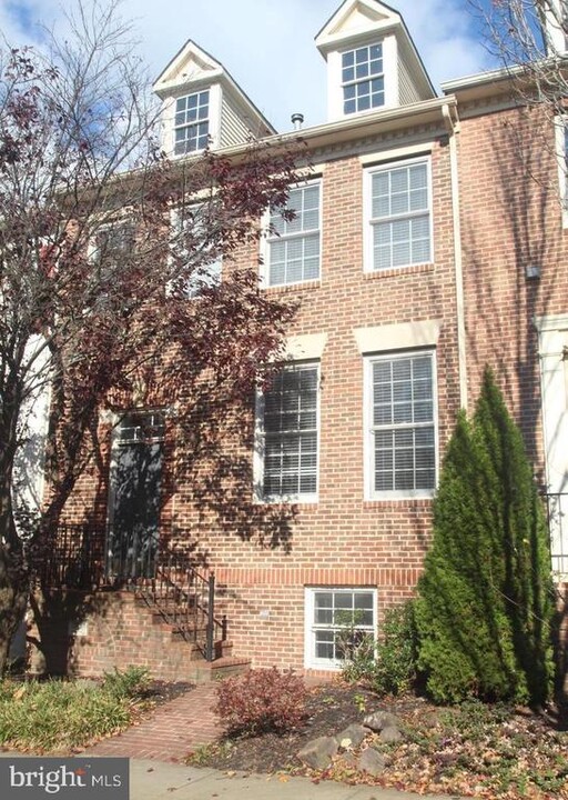 621 Pleasant Dr in Rockville, MD - Building Photo