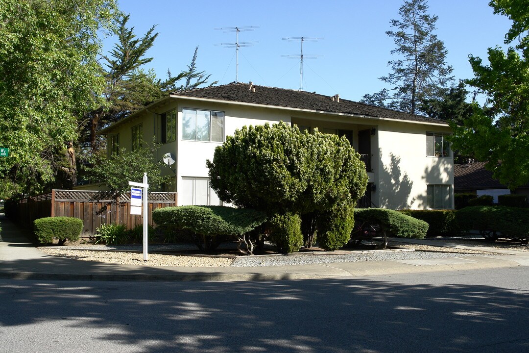 496 Sherwood Way in Menlo Park, CA - Foto de edificio