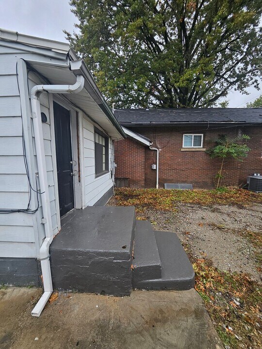 817 W Franklin St in Evansville, IN - Building Photo