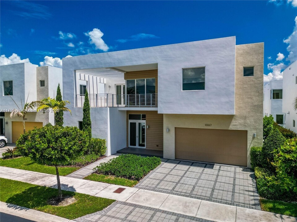 10067 NW 75th Terrace in Doral, FL - Building Photo