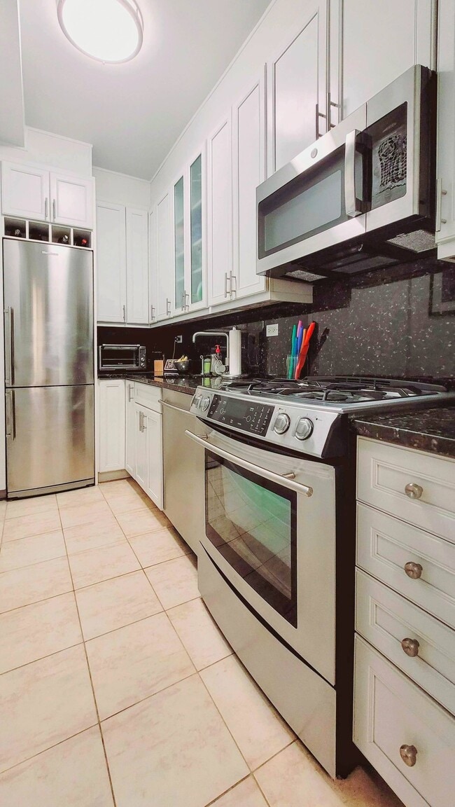 220 E 54th St, Unit 10C in New York, NY - Building Photo - Building Photo