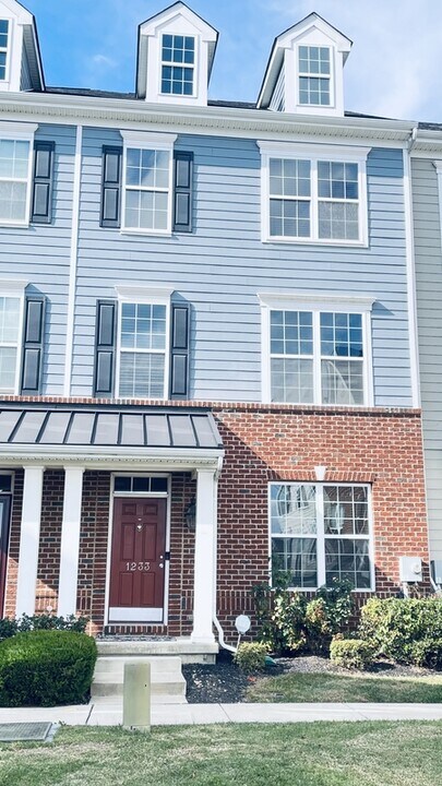 1233 Parish Ave in Claymont, DE - Building Photo